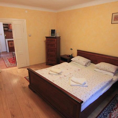 Cool 1 Bedroom Prokopska Apartment In Mala Strana Прага Екстер'єр фото