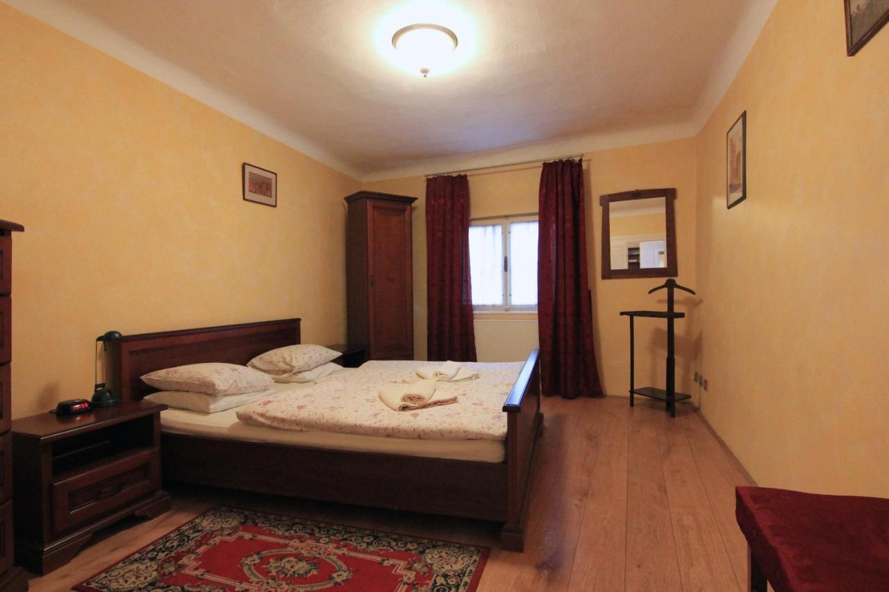 Cool 1 Bedroom Prokopska Apartment In Mala Strana Прага Екстер'єр фото